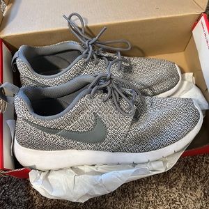 Gently used Youth Nike Roshe One